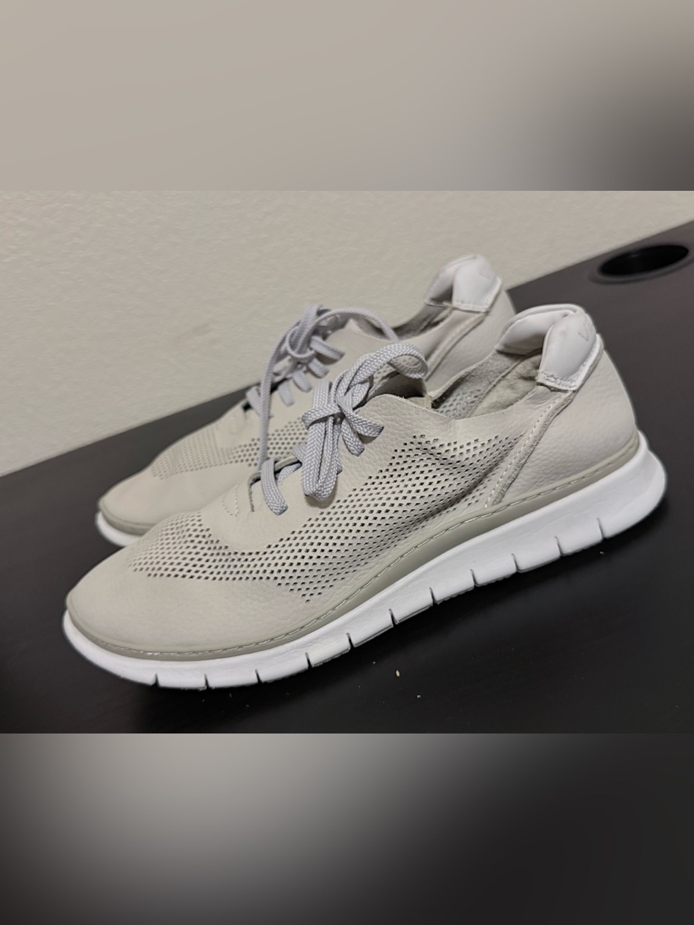 Vionic women’s Breathable Lace-Up Sneakers - Light Gray/White